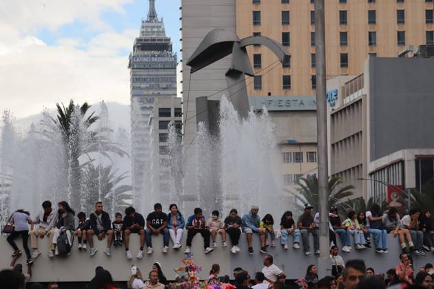 October 18, 2026, Mexico City, Mexico: MEXICO Mexico City, MEXICO - OCTOBER 18, 2026: Participants in the 19th annual Zombie Walk Mexico 2026, dressed as the living dead, monsters, and horror characters, gather at the Monument to the Revolution in Mexico City. Mexico City Mexico - ZUMAq101 20261018_zna_q101_251 Copyright: xCarlosxSantiagox