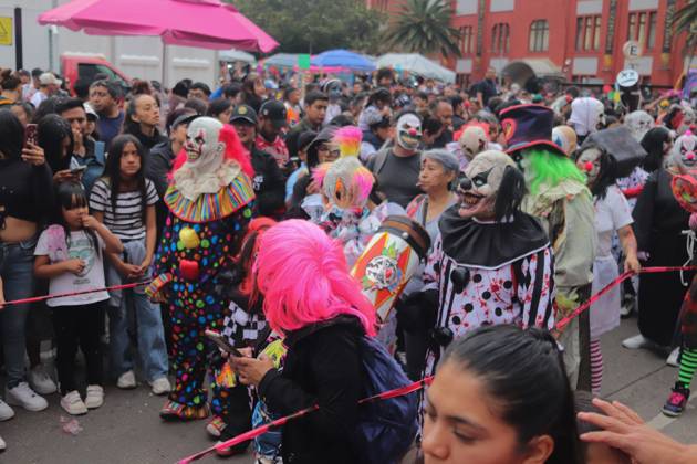 October 18, 2026, Mexico City, Mexico: MEXICO Mexico City, MEXICO - OCTOBER 18, 2026: Participants in the 19th annual Zombie Walk Mexico 2026, dressed as the living dead, monsters, and horror characters, gather at the Monument to the Revolution in Mexico City. Mexico City Mexico - ZUMAq101 20261018_zna_q101_256 Copyright: xCarlosxSantiagox