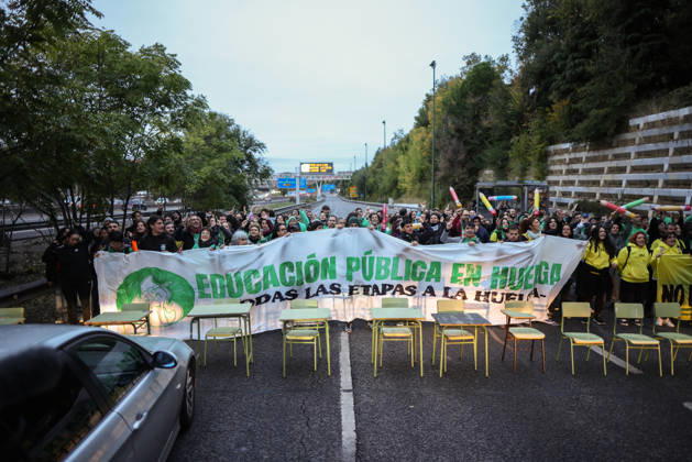 Teachers Block Several Roads During Education Strike in Madrid Teachers block the service road of the A3, on October 19, 2026, in Madrid, Spain. Public school teachers in the Community of Madrid began an indefinite strike last Wednesday, October 14, to demand more resources and better working conditions. The strike was called by the unions CCOO, CGT, CNT, Solidaridad Obrera, STEM, and UGT, as well as by the teacher advocacy groups Educación Especial Digna, Menos Lectivas, and Queremos FP. Among their main demands are the restoration of a maximum of 17 weekly class periods in secondary education and vocational training and 22 in elementary school, and the reduction of class sizes to 13 in preschool, 15 in elementary school, 20 in secondary Copyright: xAlejandroxMartinezxVÃ lezx 7854623