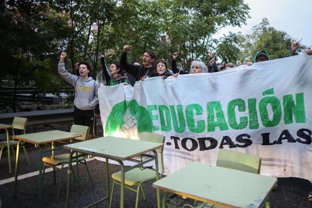 Teachers Block Several Roads During Education Strike in Madrid Teachers block the service road of the A3, on October 19, 2026, in Madrid, Spain. Public school teachers in the Community of Madrid began an indefinite strike last Wednesday, October 14, to demand more resources and better working conditions. The strike was called by the unions CCOO, CGT, CNT, Solidaridad Obrera, STEM, and UGT, as well as by the teacher advocacy groups Educación Especial Digna, Menos Lectivas, and Queremos FP. Among their main demands are the restoration of a maximum of 17 weekly class periods in secondary education and vocational training and 22 in elementary school, and the reduction of class sizes to 13 in preschool, 15 in elementary school, 20 in secondary Copyright: xAlejandroxMartinezxVÃ lezx 7854625