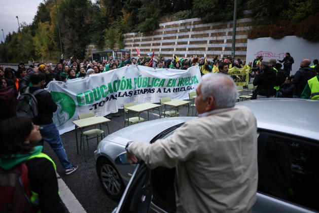 Teachers Block Several Roads During Education Strike in Madrid Teachers block the service road of the A3, on October 19, 2026, in Madrid, Spain. Public school teachers in the Community of Madrid began an indefinite strike last Wednesday, October 14, to demand more resources and better working conditions. The strike was called by the unions CCOO, CGT, CNT, Solidaridad Obrera, STEM, and UGT, as well as by the teacher advocacy groups Educación Especial Digna, Menos Lectivas, and Queremos FP. Among their main demands are the restoration of a maximum of 17 weekly class periods in secondary education and vocational training and 22 in elementary school, and the reduction of class sizes to 13 in preschool, 15 in elementary school, 20 in secondary Copyright: xAlejandroxMartinezxVÃ lezx 7854628