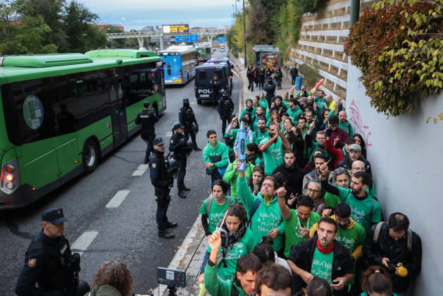 Teachers Block Several Roads During Education Strike in Madrid Teachers block the service road of the A3, on October 19, 2026, in Madrid, Spain. Public school teachers in the Community of Madrid began an indefinite strike last Wednesday, October 14, to demand more resources and better working conditions. The strike was called by the unions CCOO, CGT, CNT, Solidaridad Obrera, STEM, and UGT, as well as by the teacher advocacy groups Educación Especial Digna, Menos Lectivas, and Queremos FP. Among their main demands are the restoration of a maximum of 17 weekly class periods in secondary education and vocational training and 22 in elementary school, and the reduction of class sizes to 13 in preschool, 15 in elementary school, 20 in secondary Copyright: xAlejandroxMartinezxVÃ lezx 7854629