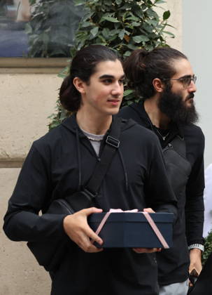 Céline Dion leaves the Royal Monceau hotel with her sons Nelson and Eddy and her dog the day after her final concert in Paris on October 19, 2026. Cyril Moreau, Bestimage. Céline Dion leaves the Royal Monceau hotel with her sons Nelson and Eddy and her dog, the day after her final concert in Paris on October 19, 2026, Paris, France  Copyright: xCYRILxMOREAUx xBESTIMAGExCYRILxMOREAUx xBESTIMAGEx