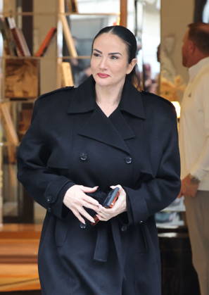 Dee Amore Marti, Céline Dion, accompanied by her hairstylist and personal photographer, leaves the Royal Monceau hotel with her sons Nelson and Eddy and her dog the day after her final concert in Paris on October 19, 2026. Cyril Moreau, Bestimage. Céline Dion leaves the Royal Monceau hotel with her sons Nelson and Eddy and her dog, the day after her final concert in Paris on October 19, 2026, Paris, France  Copyright: xCYRILxMOREAUx xBESTIMAGExCYRILxMOREAUx xBESTIMAGEx