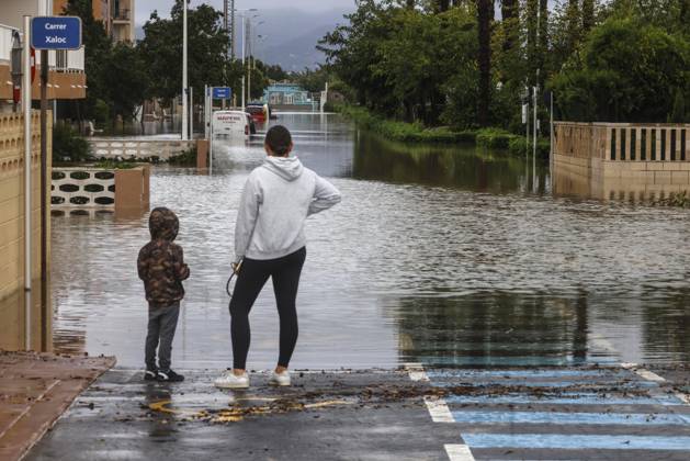 The Valencian Regional Government is preparing a lockdown order for the southern coast of Valencia and the northern coast of Alicante due to the rains. A woman and a child look out over a flooded area on October 19, 2026, in Guardamar de la Safor, Valencia, Valencian Community, Spain. The Valencian Regional Government is preparing a lockdown order for the southern coast of Valencia and the northern coast of Alicante in response to the emergency declared due to the rains brought by Storm Adam, as announced by the Regional Minister of Emergencies and the Interior early this morning, October 19, from the Emergency Coordination Center (CCE) October 19, 2026, Valencia, Valencian Community, Spain  Copyright: xRoberxSolsonax 7855285