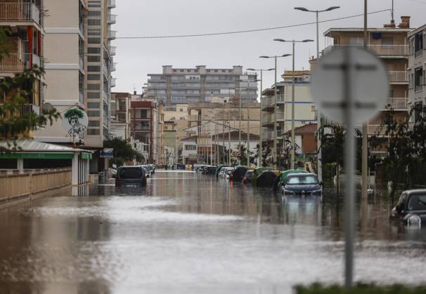 The Valencian Regional Government is preparing a lockdown order for the southern coast of Valencia and the northern coast of Alicante due to the rains. A flooded area, as of October 19, 2026, in Guardamar de la Safor, Valencia, Valencian Community, Spain. The Valencian Regional Government is preparing a lockdown order for the southern coast of Valencia and the northern coast of Alicante in response to the emergency declared due to the rains brought by Storm Adam, as announced by the Regional Minister of Emergencies and the Interior early this morning, October 19, from the Emergency Coordination Center (CCE) OCTOBER 19, 2026 Valencia, Valencian Community Valencia, Valencian Community, Spain  Copyright: xRoberxSolsonax 7855288