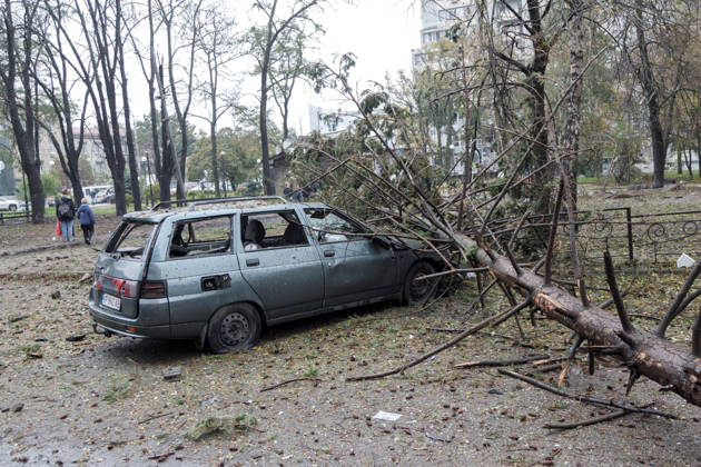 A spruce tree lies on a car in the Solomianskyi district damaged by a Russian attack, Kyiv, Ukraine, October 19, 2026. During the night and morning, Russia launched a massive strike on the capital using ballistic missiles, cruise missiles, and drones. According to Kyiv city head Vitali Klitschko, five people were injured in the Solomianskyi district as a result of the attack. Four residential buildings, a bank office, a private medical clinic, a shopping mall, offices, and vehicles were damaged. (Photo by Kyrylo Chubotin Ukrinform) Russian attack on Kyiv affects shopping mall Copyright: xKyryloxChubotinx