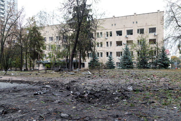 A crater from an impact is in the ground near a hospital in the Solomianskyi district after a Russian attack, Kyiv, Ukraine, October 19, 2026. During the night and morning, Russia launched a massive strike on the capital using ballistic missiles, cruise missiles, and drones. According to Kyiv city head Vitali Klitschko, five people were injured in the Solomianskyi district as a result of the attack. Four residential buildings, a bank office, a private medical clinic, a shopping mall, offices, and vehicles were damaged. (Photo by Kyrylo Chubotin Ukrinform) Russian attack on Kyiv affects shopping mall Copyright: xKyryloxChubotinx