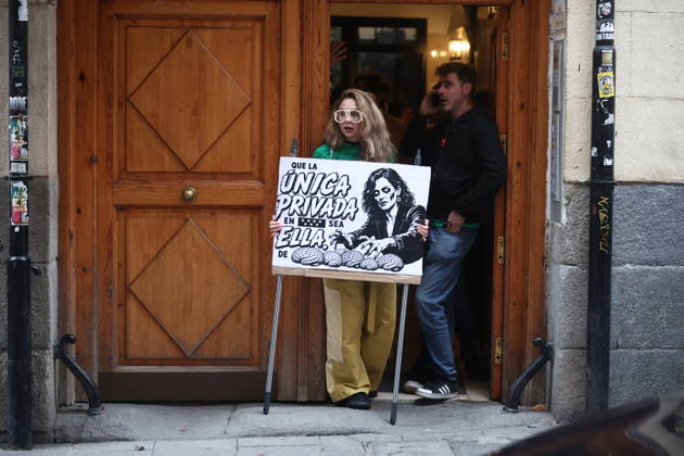 Rally outside the Madrid Regional Ministry of Education in connection with the indefinite education strike A woman holding a sign during a rally in connection with the indefinite education strike, outside the Madrid Regional Ministry of Education, on October 19, 2026, in Madrid, Spain. The indefinite strike in Madrid’s public education system enters its second week of protests and partial work stoppages. Teachers are demanding lower student-to-teacher ratios, higher salaries, and more staff. OCTOBER 19, 2026 Madrid, Madrid, Spain Copyright: xEduardoxParrax 7855415