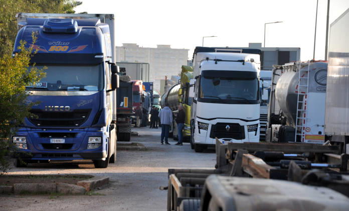 IPA89910122 - Palermo: Truckers strike—the protest continues, with vehicles at a standstill on Viale Regione Siciliana.  Copyright: xx xAlessandroxFucarinix IPA89910122