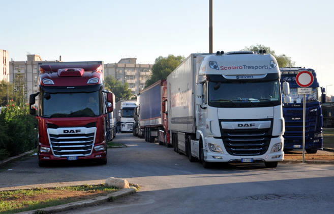 IPA89910161 - Palermo: Truckers strike—the protest continues, with vehicles at a standstill on Viale Regione Siciliana.  Copyright: xx xAlessandroxFucarinix IPA89910161