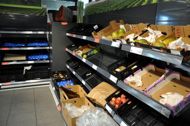IPA89910056 - Palermo. Truckers strike leaves shelves empty at a supermarket in the Zisa neighborhood; fruit, vegetables, and dairy products are sold out.  Copyright: xx xAlessandroxFucarinix IPA89910056