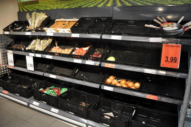 IPA89910060 - Palermo. Truckers strike leaves shelves empty at a supermarket in the Zisa neighborhood; fruit, vegetables, and dairy products are sold out.  Copyright: xx xAlessandroxFucarinix IPA89910060
