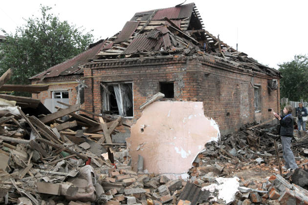 Russian troops hit Dnipro with guided bombs A woman takes pictures of a ruined house with her smartphone after a Russian bombardment in Dnipro, Ukraine, on October 19, 2026. On Monday morning, Russian forces launched guided aerial bombs at the eastern city, damaging private homes and infrastructure. An 84-year-old woman was hospitalised in moderate condition. Dnipro Ukraine  Copyright: xMykolaxMiakshykovx originalFilename: ukrinform-russiant261019_npOGU