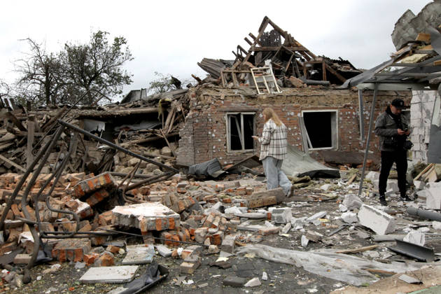 Russian troops hit Dnipro with guided bombs A man and a woman stand among the rubble near a house damaged by a bombardment in Dnipro, Ukraine, on October 19, 2026. On Monday morning, forces launched guided aerial bombs at the eastern city, damaging private homes and infrastructure. An 84-year-old woman was hospitalised in moderate condition. Dnipro Ukraine  Copyright: xMykolaxMiakshykovx originalFilename: ukrinform-russiant261019_npPXU