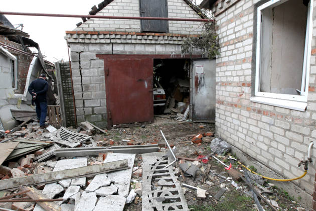 Russian troops hit Dnipro with guided bombs A man walks past a garage damaged by a Russian bombardment in Dnipro, Ukraine, on October 19, 2026. On Monday morning, Russian forces launched guided aerial bombs at the eastern city, damaging private homes and infrastructure. An 84-year-old woman was hospitalised in moderate condition. Dnipro Ukraine  Copyright: xMykolaxMiakshykovx originalFilename: ukrinform-russiant261019_npvAp