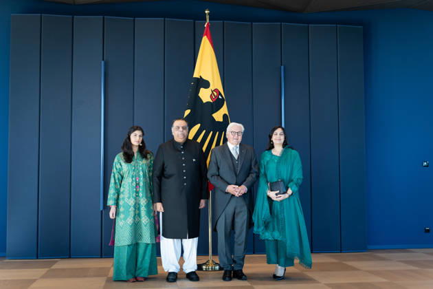 Federal President Frank-Walter Steinmeier, Accreditation of Ambassadors in Berlin, Official Residence at Spreebogen, Federal President Frank-Walter Steinmeier, Accreditation of Ambassadors, Bundeswehr, Ambassador, Pakistan, Salman Sharif with his wife and daughter, Berlin, Berlin, GER