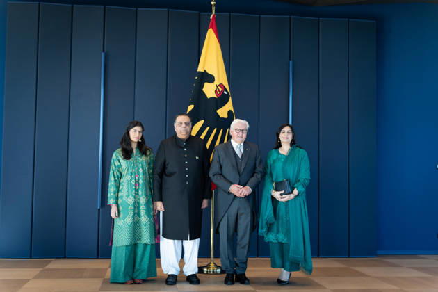 Federal President Frank-Walter Steinmeier, Accreditation of Ambassadors in Berlin, Official Residence at Spreebogen, Federal President Frank-Walter Steinmeier, Accreditation of Ambassadors, Bundeswehr, Ambassador, Pakistan, Salman Sharif with his wife and daughter, Berlin, Berlin, GER