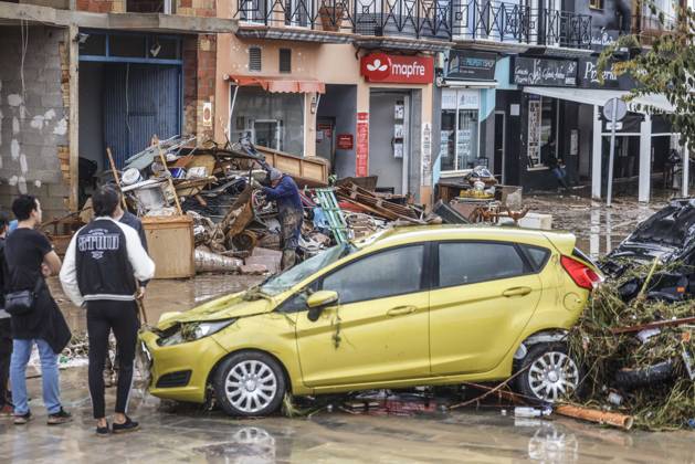 The Valencian Regional Government is preparing a lockdown order for the southern coast of Valencia and the northern coast of Alicante due to the rains. Several people are clearing mud from the streets while furniture they had to remove due to flooding caused by the heavy rains piles up, on October 19, 2026, in Els Poblets, Valencian Community, Spain. The Valencian Regional Government is preparing a lockdown order for the southern coast of Valencia and the northern coast of Alicante in response to the emergency declared due to the rains brought by Storm Adam, as announced by the Regional Minister of Emergencies and the Interior early this morning, October 19, from the Emergency Coordination Center (CCE) October 19, 2026, Valencia, Valencian  Copyright: xRoberxSolsonax 7855642