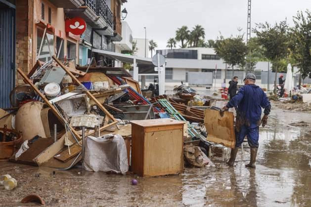 The Valencian Regional Government is preparing a lockdown order for the southern coast of Valencia and the northern coast of Alicante due to the rains. Several people are clearing mud from the streets while furniture they had to remove due to flooding caused by the heavy rains piles up, on October 19, 2026, in Els Poblets, Valencian Community, Spain. The Valencian Regional Government is preparing a lockdown order for the southern coast of Valencia and the northern coast of Alicante in response to the emergency declared due to the rains brought by Storm Adam, as announced by the Regional Minister of Emergencies and the Interior early this morning, October 19, from the Emergency Coordination Center (CCE) October 19, 2026, Valencia, Valencian  Copyright: xRoberxSolsonax 7855643