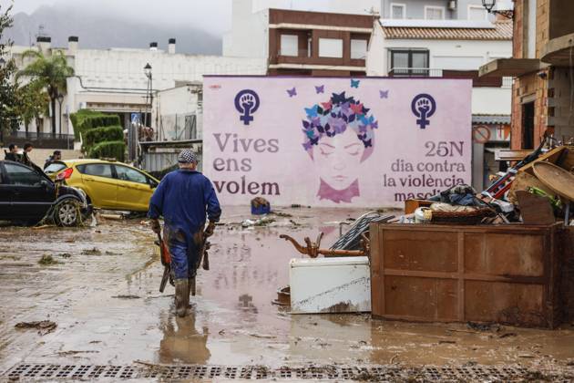 The Valencian Regional Government is preparing a lockdown order for the southern coast of Valencia and the northern coast of Alicante due to the rains. Several people are clearing mud from the streets while furniture they had to remove due to flooding caused by the heavy rains piles up, on October 19, 2026, in Els Poblets, Valencian Community, Spain. The Valencian Regional Government is preparing a lockdown order for the southern coast of Valencia and the northern coast of Alicante in response to the emergency declared due to the rains brought by Storm Adam, as announced by the Regional Minister of Emergencies and the Interior early this morning, October 19, from the Emergency Coordination Center (CCE) October 19, 2026, Valencia, Valencian  Copyright: xRoberxSolsonax 7855644