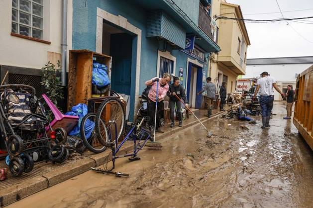The Valencian Regional Government is preparing a lockdown order for the southern coast of Valencia and the northern coast of Alicante due to the rains. Several people are clearing mud from the streets while furniture they had to remove due to flooding caused by the heavy rains piles up, on October 19, 2026, in Els Poblets, Valencian Community, Spain. The Valencian Regional Government is preparing a lockdown order for the southern coast of Valencia and the northern coast of Alicante in response to the emergency declared due to the rains brought by Storm Adam, as announced by the Regional Minister of Emergencies and the Interior early this morning, October 19, from the Emergency Coordination Center (CCE) October 19, 2026, Valencia, Valencian  Copyright: xRoberxSolsonax 7855645