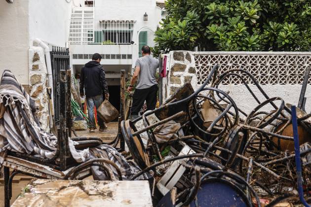 The Valencian Regional Government is preparing a lockdown order for the southern coast of Valencia and the northern coast of Alicante due to the rains. Several people are clearing mud from the streets while furniture they had to remove due to flooding caused by the heavy rains piles up, on October 19, 2026, in Els Poblets, Valencian Community, Spain. The Valencian Regional Government is preparing a lockdown order for the southern coast of Valencia and the northern coast of Alicante in response to the emergency declared due to the rains brought by Storm Adam, as announced by the Regional Minister of Emergencies and the Interior early this morning, October 19, from the Emergency Coordination Center (CCE) October 19, 2026, Valencia, Valencian  Copyright: xRoberxSolsonax 7855646