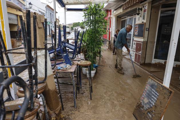 The Valencian Regional Government is preparing a lockdown order for the southern coast of Valencia and the northern coast of Alicante due to the rains. Several people are clearing mud from the streets while furniture they had to remove due to flooding caused by the heavy rains piles up, on October 19, 2026, in Els Poblets, Valencian Community, Spain. The Valencian Regional Government is preparing a lockdown order for the southern coast of Valencia and the northern coast of Alicante in response to the emergency declared due to the rains brought by Storm Adam, as announced by the Regional Minister of Emergencies and the Interior early this morning, October 19, from the Emergency Coordination Center (CCE) October 19, 2026, Valencia, Valencian  Copyright: xRoberxSolsonax 7855647