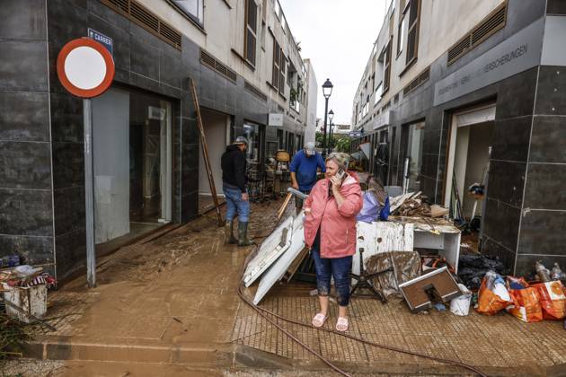 The Valencian Regional Government is preparing a lockdown order for the southern coast of Valencia and the northern coast of Alicante due to the rains. Several people are clearing mud from the streets while furniture they had to remove due to flooding caused by the heavy rains piles up, on October 19, 2026, in Els Poblets, Valencian Community, Spain. The Valencian Regional Government is preparing a lockdown order for the southern coast of Valencia and the northern coast of Alicante in response to the emergency declared due to the rains brought by Storm Adam, as announced by the Regional Minister of Emergencies and the Interior early this morning, October 19, from the Emergency Coordination Center (CCE) October 19, 2026, Valencia, Valencian  Copyright: xRoberxSolsonax 7855650
