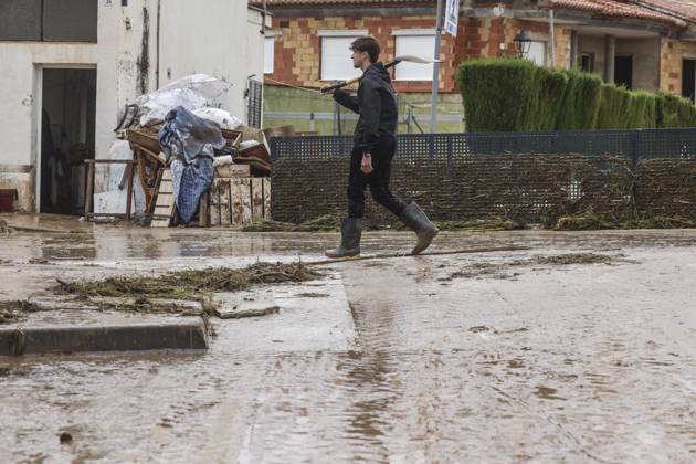 The Valencian Regional Government is preparing a lockdown order for the southern coast of Valencia and the northern coast of Alicante due to the rains. Several people are clearing mud from the streets while furniture they had to remove due to flooding caused by the heavy rains piles up, on October 19, 2026, in Els Poblets, Valencian Community, Spain. The Valencian Regional Government is preparing a lockdown order for the southern coast of Valencia and the northern coast of Alicante in response to the emergency declared due to the rains brought by Storm Adam, as announced by the Regional Minister of Emergencies and the Interior early this morning, October 19, from the Emergency Coordination Center (CCE) October 19, 2026, Valencia, Valencian  Copyright: xRoberxSolsonax 7855651