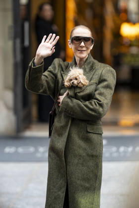 Céline Dion, accompanied by her sons Eddy and Nelson Angelil, leaves the Royal Monceau hotel for La Plenitude Arena in Paris after 16 concerts over five weeks in front of nearly 500,000 people, on October 19, 2026. Holding her dog, Madison, in her arms, the Canadian singer waved one last time to her fans gathered in front of the hotel. She will return to the Paris La Défense Arena for 10 special concerts from May 8 to 29, 2027. Pierre Perusseau Bestimage Céline Dion, accompanied by her sons Eddy and Nelson Angelil, leaves the Royal Monceau luxury hotel in Paris on October 19, 2026, following 16 concerts over five weeks performed before nearly 500,000 people. Holding her dog, Madison, in her arms, the Canadian singer waved one last time to Copyright: xPierrexPerusseaux xBestimagexPierrexPerusseaux xBestimagex