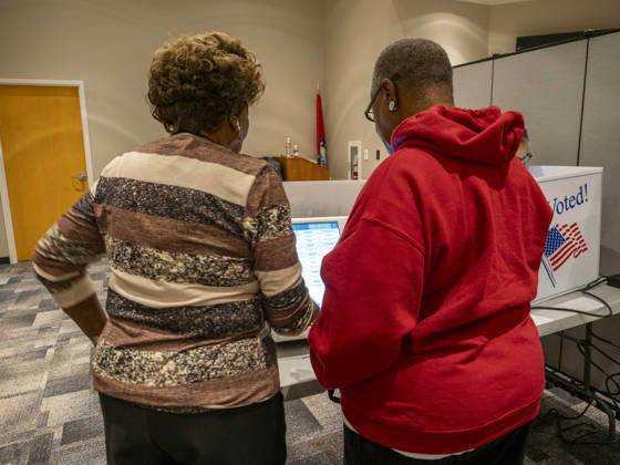 October 19, 2026, Little Rock, Arkansas, USA: An election worker (left) explains to a voter (right) how to operate the voting machine on the first day of early vote in Little Rock, Arkansas. Little Rock USA  - ZUMAd155 20261019_znp_d155_007 Copyright: xSuexDorfmanx