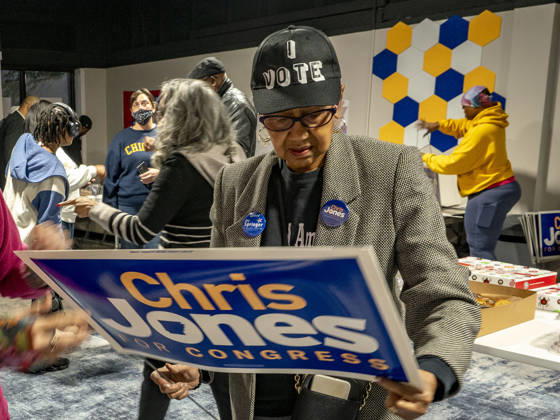October 19, 2026, Little Rock, Arkansas, USA: Volunteers for Democratic Congressional candidate Chris Jones prepare to canvas on the first day of early vote in Little Rock, Arkansas. Former gubernatorial candidate Jones is running for the seat now held by Rep. French Hill. Should Jones win, he will be the first Black person Arkansas sends to Congress. Little Rock USA  - ZUMAd155 20261019_znp_d155_014 Copyright: xSuexDorfmanx