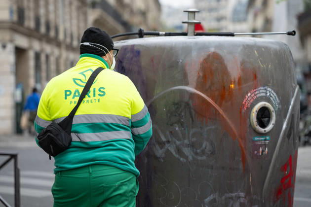 Shops Looted After the October 17th Demonstration - Paris AJ This photo shows a Paris city hall employee cleaning graffiti off a trash can using a high-pressure water jet and cleaning products on October 19, 2026 two days after riots and looting occurred (pillage) on the sidelines of nationwide cost-of-living demonstrations. Photo by Alexis Jumeau ABACAPRESS.COM Paris France  Copyright: xJumeauxAlexis ABACAx
