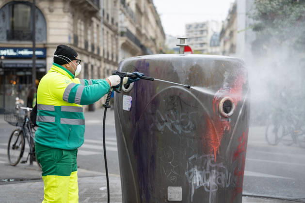 Shops Looted After the October 17th Demonstration - Paris AJ This photo shows a Paris city hall employee cleaning graffiti off a trash can using a high-pressure water jet and cleaning products on October 19, 2026 two days after riots and looting occurred (pillage) on the sidelines of nationwide cost-of-living demonstrations. Photo by Alexis Jumeau ABACAPRESS.COM Paris France  Copyright: xJumeauxAlexis ABACAx