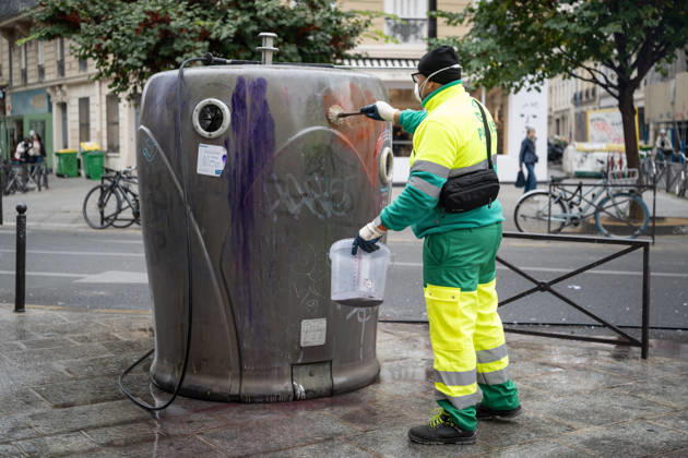 Shops Looted After the October 17th Demonstration - Paris AJ This photo shows a Paris city hall employee cleaning graffiti off a trash can using a high-pressure water jet and cleaning products on October 19, 2026 two days after riots and looting occurred (pillage) on the sidelines of nationwide cost-of-living demonstrations. Photo by Alexis Jumeau ABACAPRESS.COM Paris France  Copyright: xJumeauxAlexis ABACAx