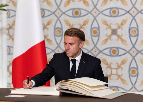 French President Emmanuel Macron in UAE ABU DHABI, UAE - OCTOBER 19: (----EDITORIAL USE ONLY – MANDATORY CREDIT - GOVERNMENT OF ABU DHABI MEDIA OFFICE HANDOUT - NO MARKETING NO ADVERTISING CAMPAIGNS - DISTRIBUTED AS A SERVICE TO CLIENTS----) French President Emmanuel Macron signs the guestbook at Qasr Al Watan in Abu Dhabi, United Arab Emirates, on October 19, 2026. The ceremony took place during the second stop of Macron s four-nation tour across the Gulf region, where he met with UAE President Sheikh Mohamed bin Zayed Al Nahyan. Abu Dhabi Government Media Office Anadolu Abu Dhabi United Arab Emirates. Editorial use only. Please get in touch for any other usage.  Copyright: x2026xAnadoluxAbuxDhabixGovernmentxMediaxOfficex