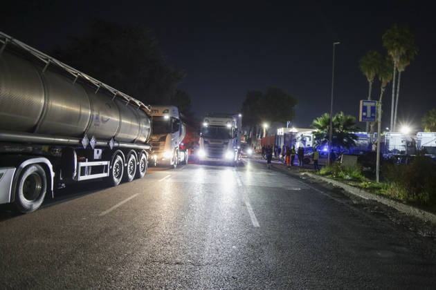 Truck Drivers Block A1 Motorway Over Rising Fuel Prices Lorry drivers block motorway junctions near Caserta Sud and Santa Maria Capua Vetere on the A1 Naples Milan motorway during a protest against rising diesel prices and increasing operating costs. The protest is part of a wider mobilization by hauliers and farmers across southern Italy, including Campania, Puglia, Calabria and Basilicata. Road blockades have disrupted transport and the distribution of goods, with shortages of some products reported in supermarkets in affected areas. Italian Deputy Prime Minister and Transport Minister Matteo Salvini has called for the blockades to be eased, while the government faces growing pressure to address the sector™s rising costs. ABP12225 Copyright: xAntonioxBalascox