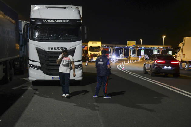 Truck Drivers Block A1 Motorway Over Rising Fuel Prices Lorry drivers block motorway junctions near Caserta Sud and Santa Maria Capua Vetere on the A1 Naples Milan motorway during a protest against rising diesel prices and increasing operating costs. The protest is part of a wider mobilization by hauliers and farmers across southern Italy, including Campania, Puglia, Calabria and Basilicata. Road blockades have disrupted transport and the distribution of goods, with shortages of some products reported in supermarkets in affected areas. Italian Deputy Prime Minister and Transport Minister Matteo Salvini has called for the blockades to be eased, while the government faces growing pressure to address the sector™s rising costs. ABP12350 Copyright: xAntonioxBalascox