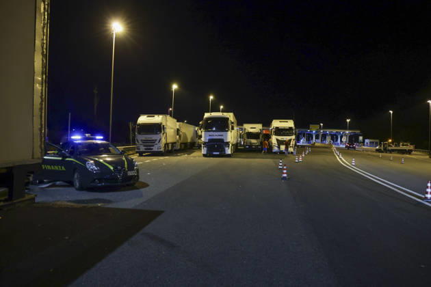 Truck Drivers Block A1 Motorway Over Rising Fuel Prices Lorry drivers block motorway junctions near Caserta Sud and Santa Maria Capua Vetere on the A1 Naples Milan motorway during a protest against rising diesel prices and increasing operating costs. The protest is part of a wider mobilization by hauliers and farmers across southern Italy, including Campania, Puglia, Calabria and Basilicata. Road blockades have disrupted transport and the distribution of goods, with shortages of some products reported in supermarkets in affected areas. Italian Deputy Prime Minister and Transport Minister Matteo Salvini has called for the blockades to be eased, while the government faces growing pressure to address the sector™s rising costs. ABP12368 Copyright: xAntonioxBalascox