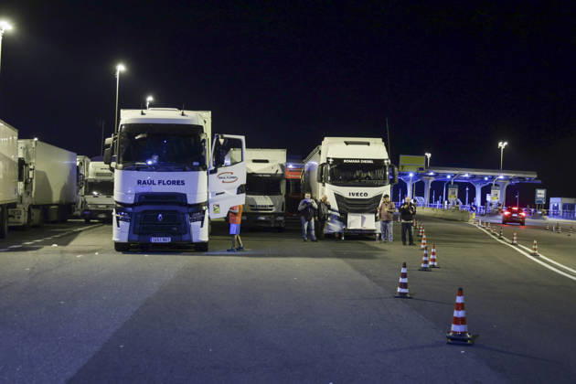 Truck Drivers Block A1 Motorway Over Rising Fuel Prices Lorry drivers block motorway junctions near Caserta Sud and Santa Maria Capua Vetere on the A1 Naples Milan motorway during a protest against rising diesel prices and increasing operating costs. The protest is part of a wider mobilization by hauliers and farmers across southern Italy, including Campania, Puglia, Calabria and Basilicata. Road blockades have disrupted transport and the distribution of goods, with shortages of some products reported in supermarkets in affected areas. Italian Deputy Prime Minister and Transport Minister Matteo Salvini has called for the blockades to be eased, while the government faces growing pressure to address the sector™s rising costs. ABP12381 Copyright: xAntonioxBalascox
