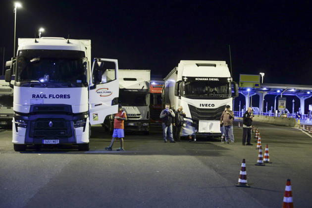 Truck Drivers Block A1 Motorway Over Rising Fuel Prices Lorry drivers block motorway junctions near Caserta Sud and Santa Maria Capua Vetere on the A1 Naples Milan motorway during a protest against rising diesel prices and increasing operating costs. The protest is part of a wider mobilization by hauliers and farmers across southern Italy, including Campania, Puglia, Calabria and Basilicata. Road blockades have disrupted transport and the distribution of goods, with shortages of some products reported in supermarkets in affected areas. Italian Deputy Prime Minister and Transport Minister Matteo Salvini has called for the blockades to be eased, while the government faces growing pressure to address the sector™s rising costs. ABP12389 Copyright: xAntonioxBalascox