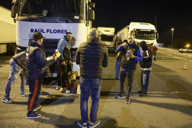Truck Drivers Block A1 Motorway Over Rising Fuel Prices Lorry drivers block motorway junctions near Caserta Sud and Santa Maria Capua Vetere on the A1 Naples Milan motorway during a protest against rising diesel prices and increasing operating costs. The protest is part of a wider mobilization by hauliers and farmers across southern Italy, including Campania, Puglia, Calabria and Basilicata. Road blockades have disrupted transport and the distribution of goods, with shortages of some products reported in supermarkets in affected areas. Italian Deputy Prime Minister and Transport Minister Matteo Salvini has called for the blockades to be eased, while the government faces growing pressure to address the sector™s rising costs. ABP12525 Copyright: xAntonioxBalascox