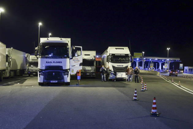 Truck Drivers Block A1 Motorway Over Rising Fuel Prices Lorry drivers block motorway junctions near Caserta Sud and Santa Maria Capua Vetere on the A1 Naples Milan motorway during a protest against rising diesel prices and increasing operating costs. The protest is part of a wider mobilization by hauliers and farmers across southern Italy, including Campania, Puglia, Calabria and Basilicata. Road blockades have disrupted transport and the distribution of goods, with shortages of some products reported in supermarkets in affected areas. Italian Deputy Prime Minister and Transport Minister Matteo Salvini has called for the blockades to be eased, while the government faces growing pressure to address the sector™s rising costs. ABP12372 Copyright: xAntonioxBalascox