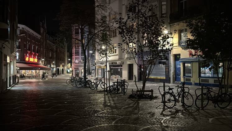 News Bilder des Tages #2 French cities impose overnight curfews following weekend demonstrations and looting LILLE, FRANCE - OCTOBER 19: A view of a street during a partial curfew imposed following violence and looting during nationwide weekend demonstrations against the rising cost of living and fuel prices in Lille, France, on October 19, 2026. French authorities have announced overnight curfews in several cities, including Paris, Lille and Lyon, from the evening of October 19 to the morning of October 20. In Lille, Douai, Wattignies and Denain, the curfew is in effect from 8 p.m. to 6 a.m. local time. According to French broadcaster BFMTV, a curfew from 10 p.m. to 6 a.m. will also be imposed around Place de la Republique and in the streets surrounding the Les Ha Copyright: x2026xAnadoluxMuratxKaradagx