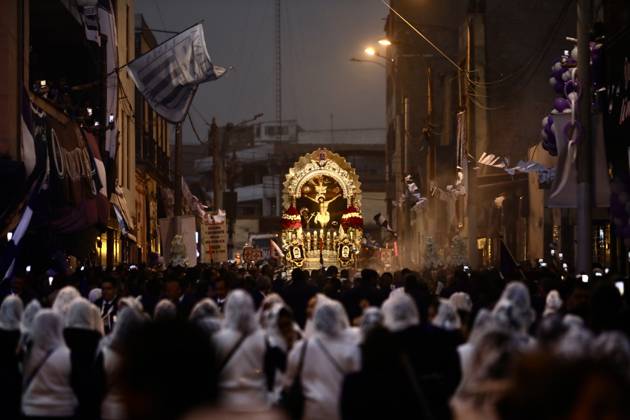News Bilder des Tages #2 Thousands of devotees join Lord of Miracles procession in Lima LIMA, PERU - OCTOBER 19: Thousands of devotees accompany the third procession of the Lord of Miracles through the streets of downtown Lima, Peru, on October 19, 2026. Held every October, the processions draw thousands of faithful and are considered among the largest religious gatherings in Latin America. The procession includes a tribute in front of the Palace of Justice and passes through the streets of Lima’s Historic Center. Klebher Vasquez Anadolu Lima Peru. Editorial use only. Please get in touch for any other usage.  Copyright: x2026xAnadoluxKlebherxVasquezx