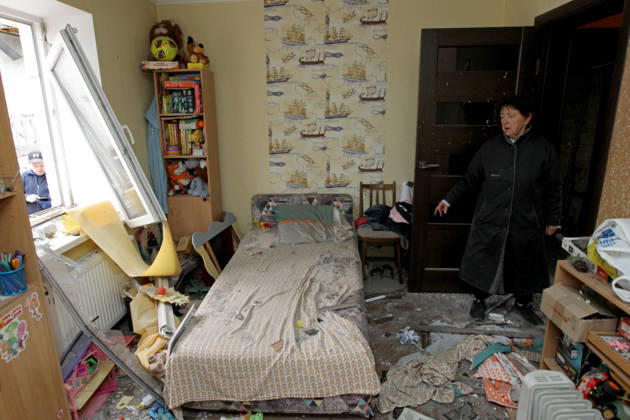 Russian troops hit Dnipro with guided bombs Valentyna Vasylivna shows her house, damaged by a Russian bombardment, in Dnipro, Ukraine, on October 19, 2026. On Monday morning, Russian forces launched guided aerial bombs at the eastern city, damaging private homes and infrastructure. An 84-year-old woman was hospitalised in moderate condition. Dnipro Ukraine  Copyright: xMykolaxMiakshykovx originalFilename: ukrinform-russiant261019_npLcI.jpg