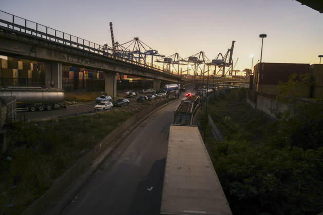 IPA89941309 - On October 19, 2026, in the Naples area of Italy, truck drivers blocked the access ramps to the Port of Naples on the A1 Naples–Milan highway (Autostrada del Sole) during a protest against rising fuel prices. Protests against rising fuel prices continue across Italy. Truck drivers and farmers are taking to the streets, struggling under the burden of sharp increases in diesel and gasoline prices. Spontaneous protests have spread from Calabria to Puglia and Campania, with highway blockades and closures of major roads. The unsustainable economic conditions have led to highway blockades in southern Italy, which are causing a significant slowdown in the distribution of goods, particularly food and fuel. Matteo Salvini has called fo  Copyright: xAntonioxBalasco LiveMediax xAntonioxBalasco LiveMediax IPA89941309