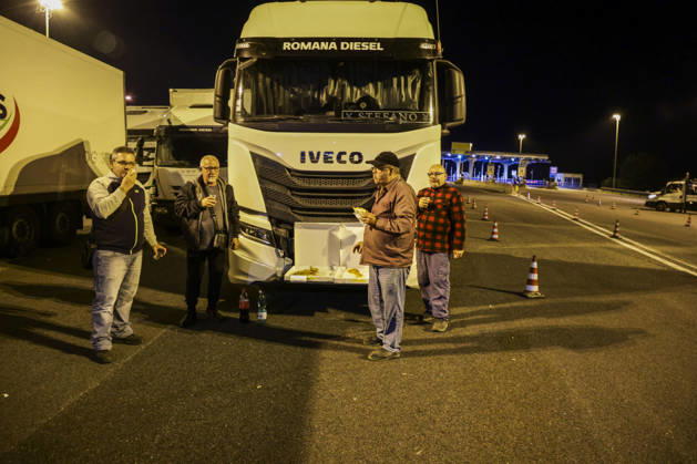 IPA89941307 - Truck drivers are blocking highway interchanges near Caserta Sud and Santa Maria Capua Vetere on the A1 Naples–Milan highway during a protest against rising diesel prices and increasing operating costs. The protest is part of a broader mobilization by truckers and farmers across southern Italy, including Campania, Puglia, Calabria, and Basilicata. Road blockades have disrupted transportation and the distribution of goods, with shortages of some products reported in supermarkets in the affected areas. Italian Deputy Prime Minister and Minister of Transport Matteo Salvini has called for the blockades to be eased, while the government faces growing pressure to address the sector’s rising costs.  Copyright: xAntonioxBalasco LiveMediax xAntonioxBalasco LiveMediax IPA89941307