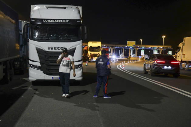 IPA89941315 - Truck drivers are blocking highway interchanges near Caserta Sud and Santa Maria Capua Vetere on the A1 Naples–Milan highway during a protest against rising diesel prices and increasing operating costs. The protest is part of a broader mobilization by truckers and farmers across southern Italy, including Campania, Puglia, Calabria, and Basilicata. Road blockades have disrupted transportation and the distribution of goods, with shortages of some products reported in supermarkets in the affected areas. Italian Deputy Prime Minister and Minister of Transport Matteo Salvini has called for the blockades to be eased, while the government faces growing pressure to address the sector’s rising costs.  Copyright: xAntonioxBalasco LiveMediax xAntonioxBalasco LiveMediax IPA89941315